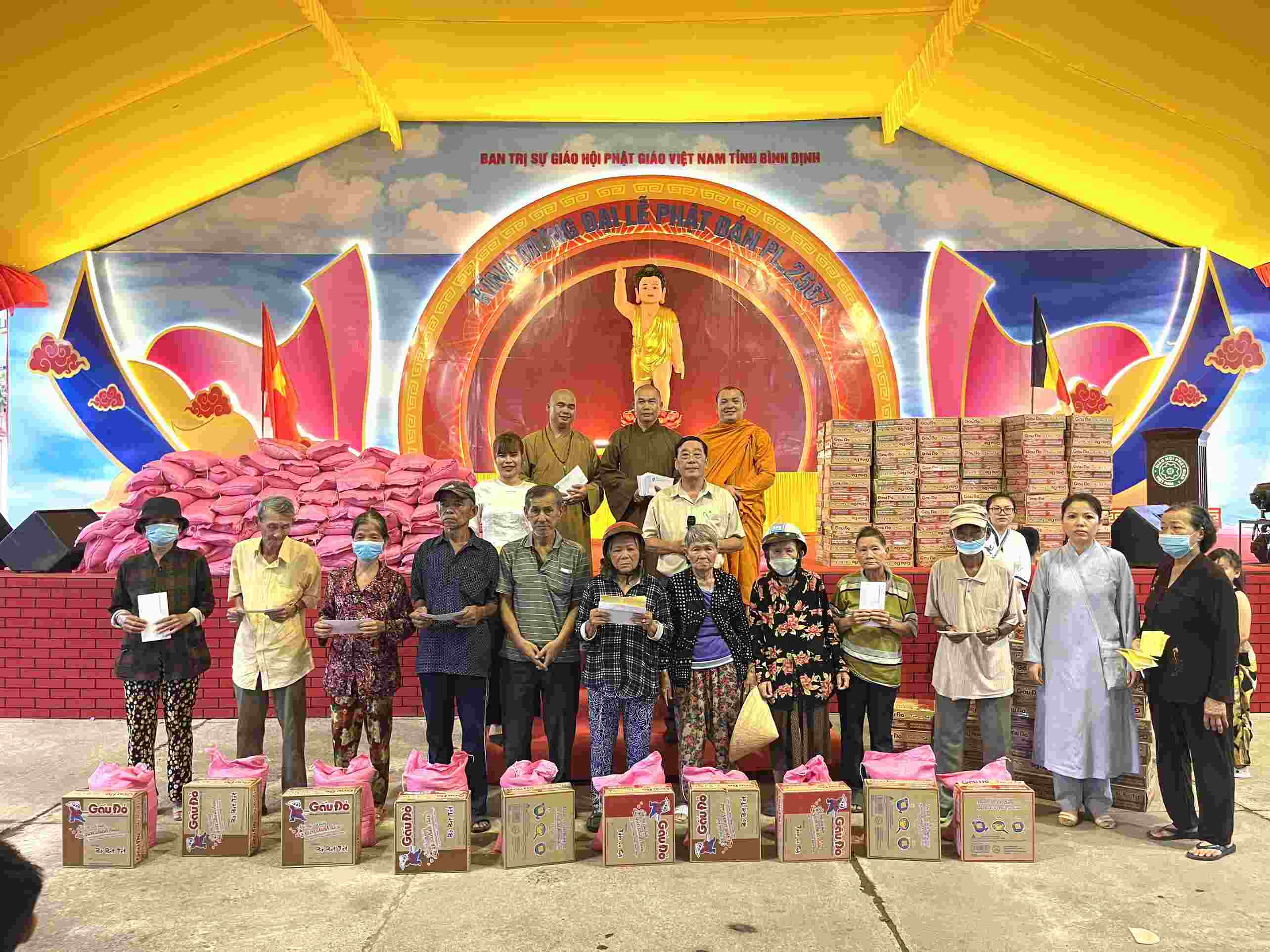 Ban Từ thiện Xã hội tỉnh tặng quà nhân dịp Phật đản PL. 2567